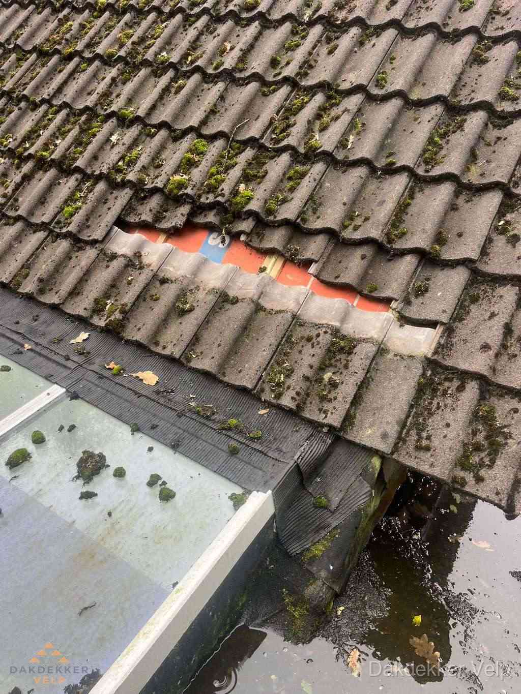 Beschadigd pannendak met ontbrekende dakpannen voor reparatie in Velp