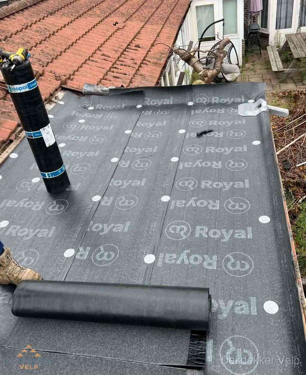 Plat dak met nieuwe bitumen dakbedekking en brandgereedschap in Velp