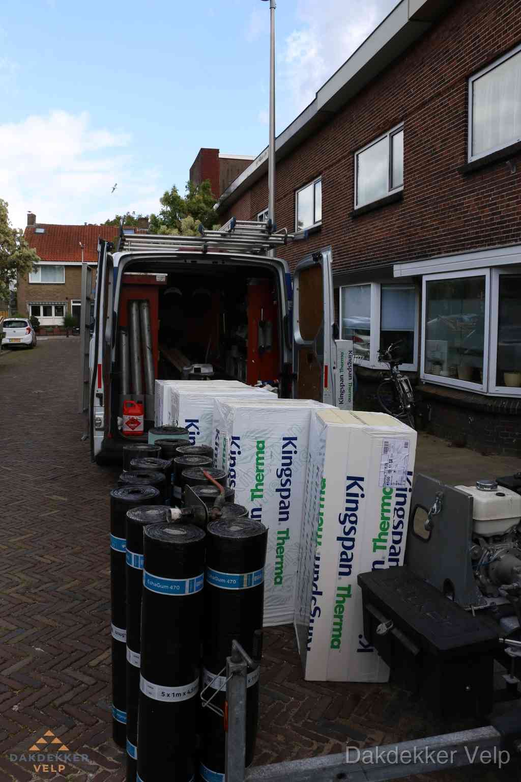 Plat dak met bitumen dakbedekking en brander in Velp