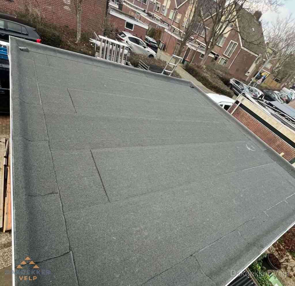 Nieuwe bitumen dakbedekking op plat dak van garage in Velp
