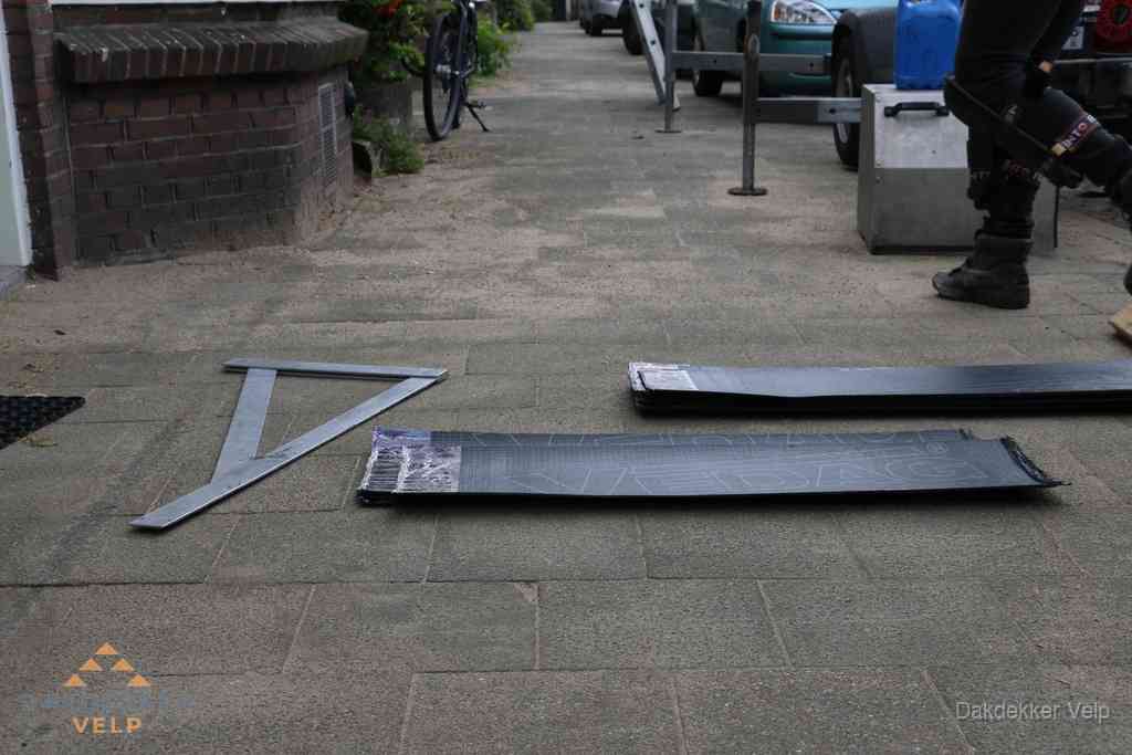 Dakbedekkingsmateriaal en zinkwerk klaargelegd voor reparatie in Velp