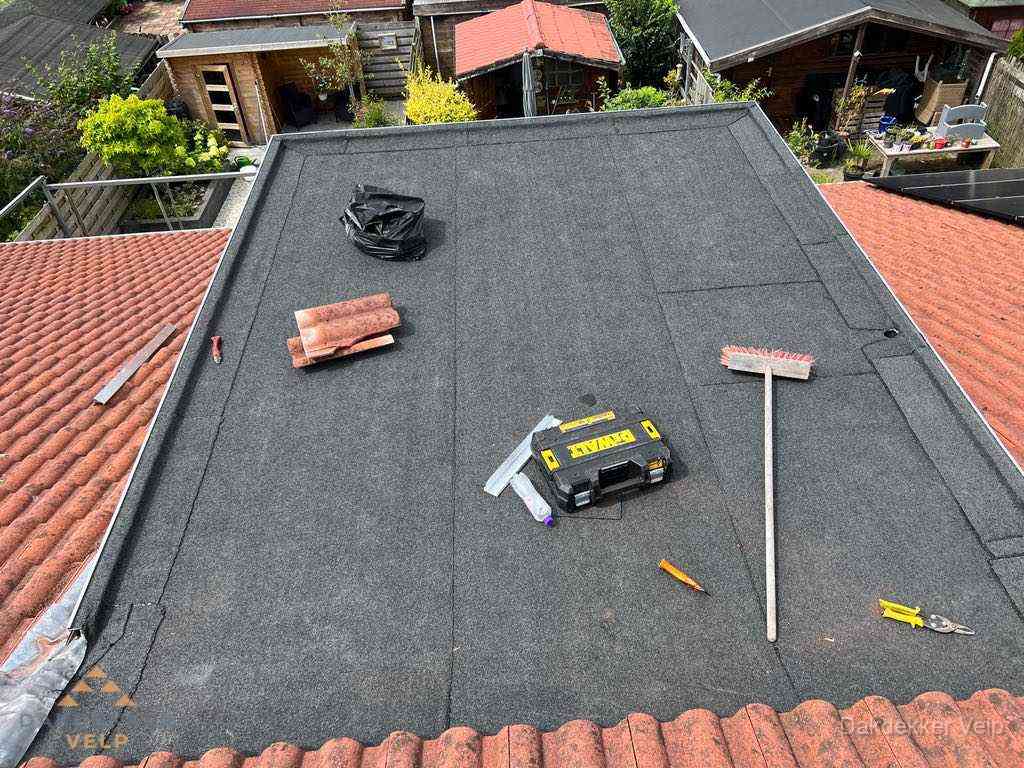Nieuw plat dak met bitumen dakbedekking in Velp