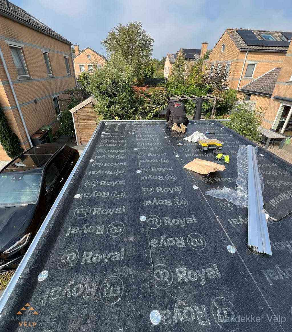 Dakdekker aan het werk op plat dak renovatie in Velp