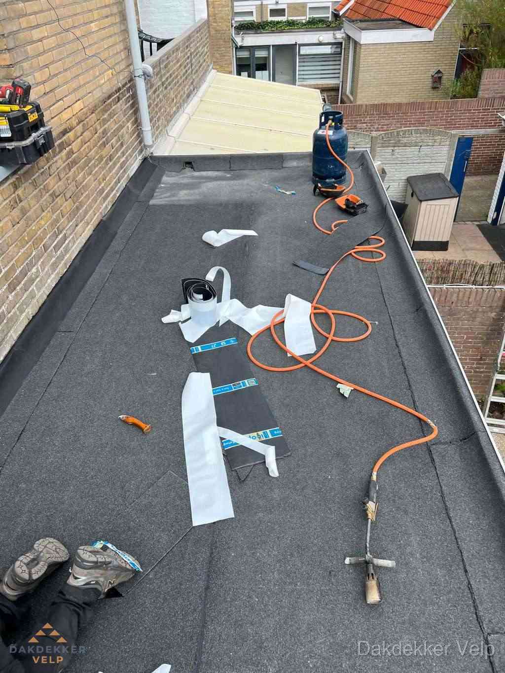 Dakdekker brengt EPDM dakbedekking aan op plat dak in Velp
