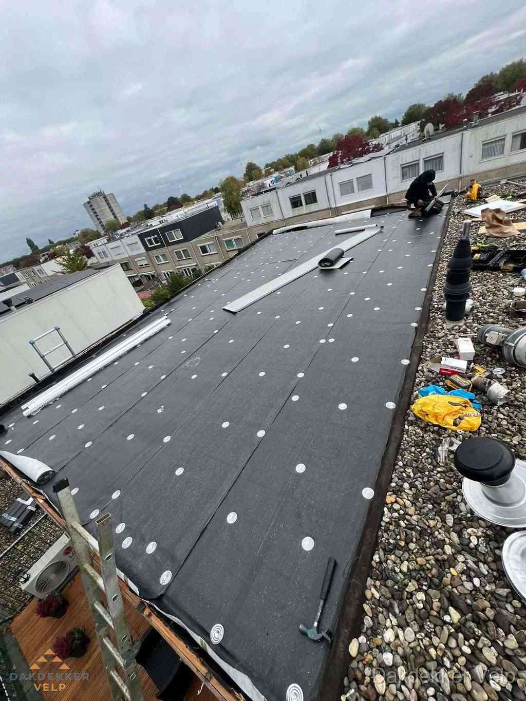 Dakleer vervangen op groot plat dak door dakdekker in Velp