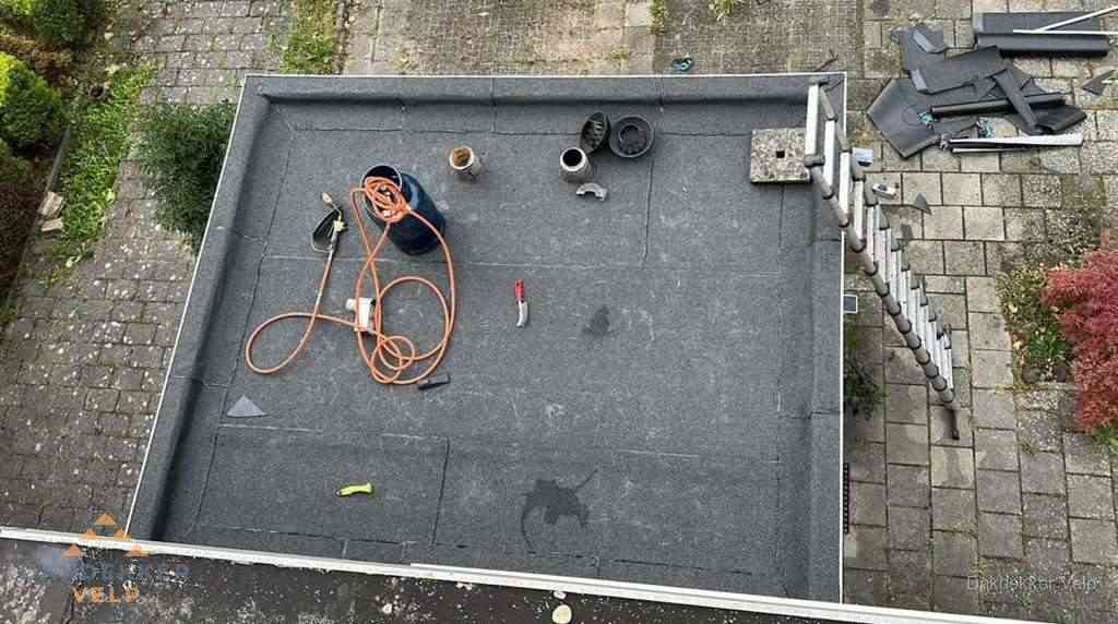 Plat dak met nieuwe bitumen bedekking in Velp