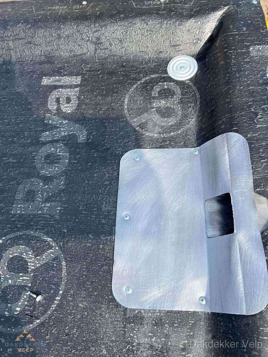 Dakdoorvoer met metalen afvoerplaat op bitumen dak in Velp