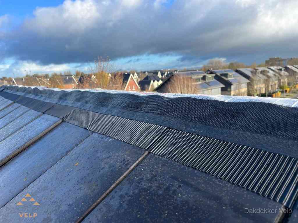 Dakisolatie bij de nok met ventilatieprofiel op schuin dak in Velp