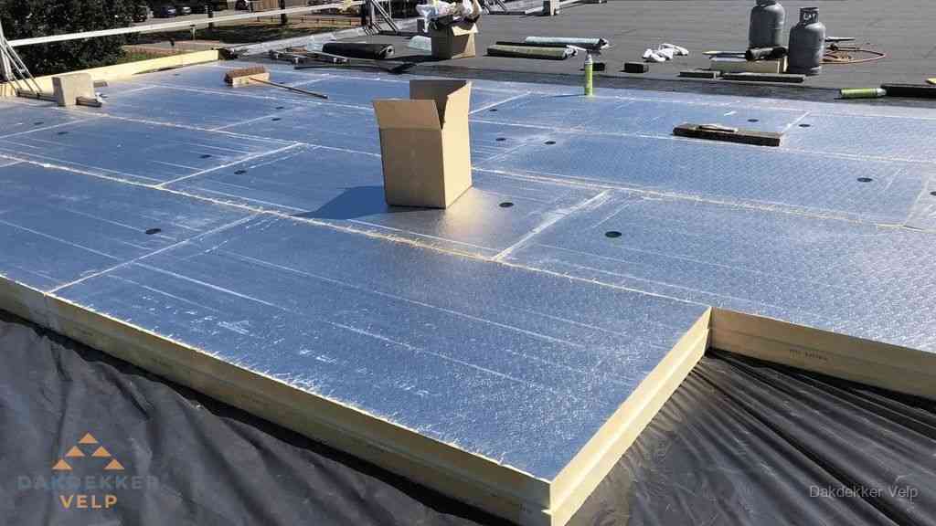 PIR isolatieplaten worden gelegd op plat dak voor dakisolatie in Velp