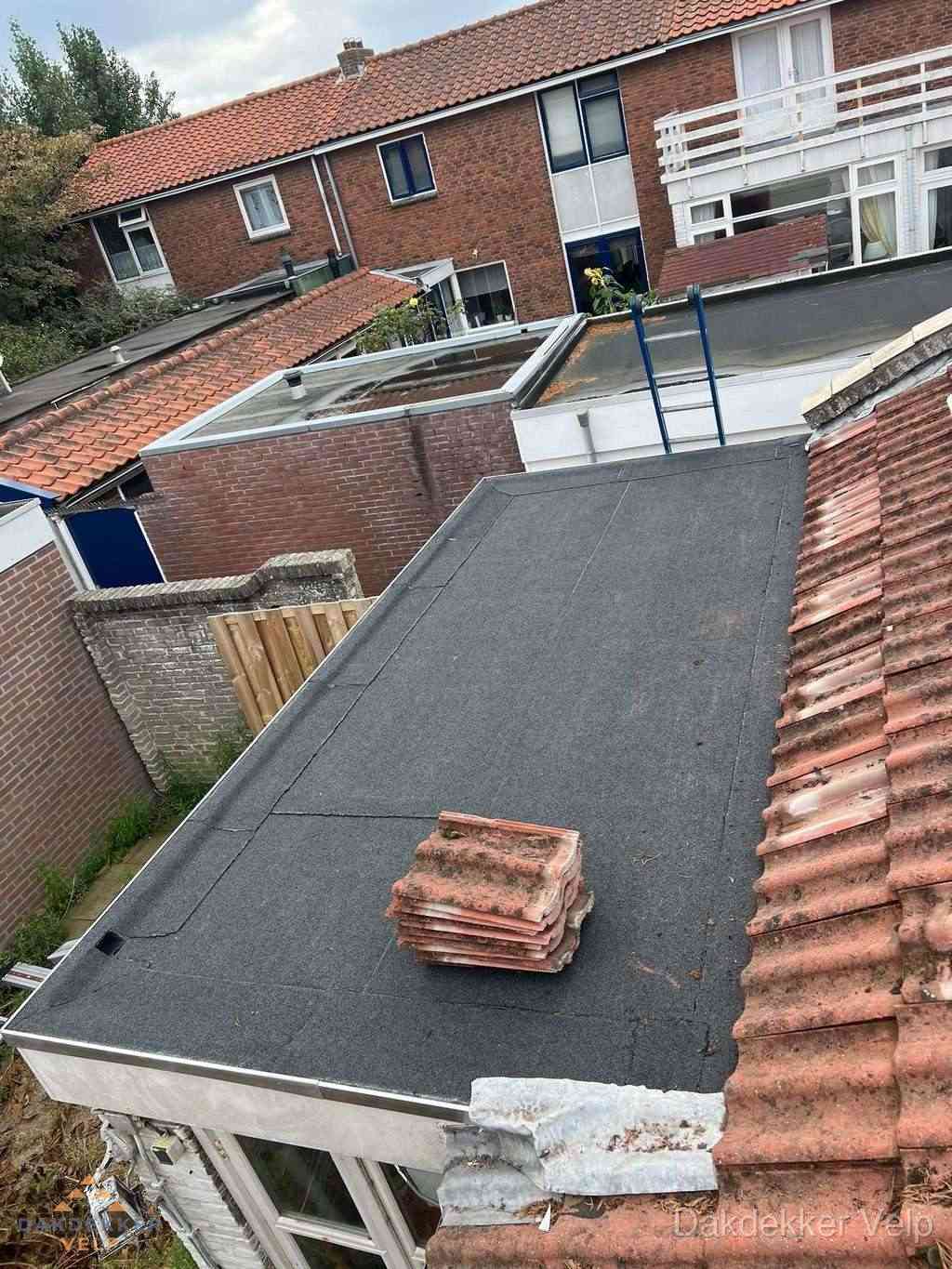 Aanbouw plat dak met reservepannen voor dakpannen vervangen in Velp