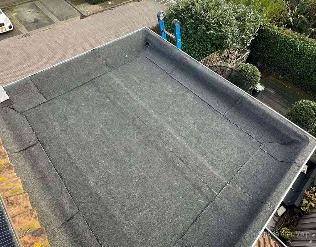 Gerenoveerd plat dak met nieuwe bitumen dakbedekking in Velp