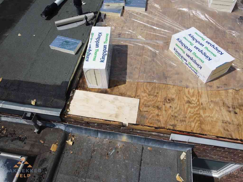 Plat dak isolatie met Kingspan isolatieplaten tijdens renovatie in Velp