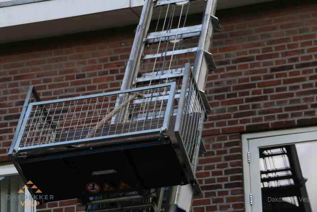 Ladderlift met dakpannen voor dakpan reparatie in Velp