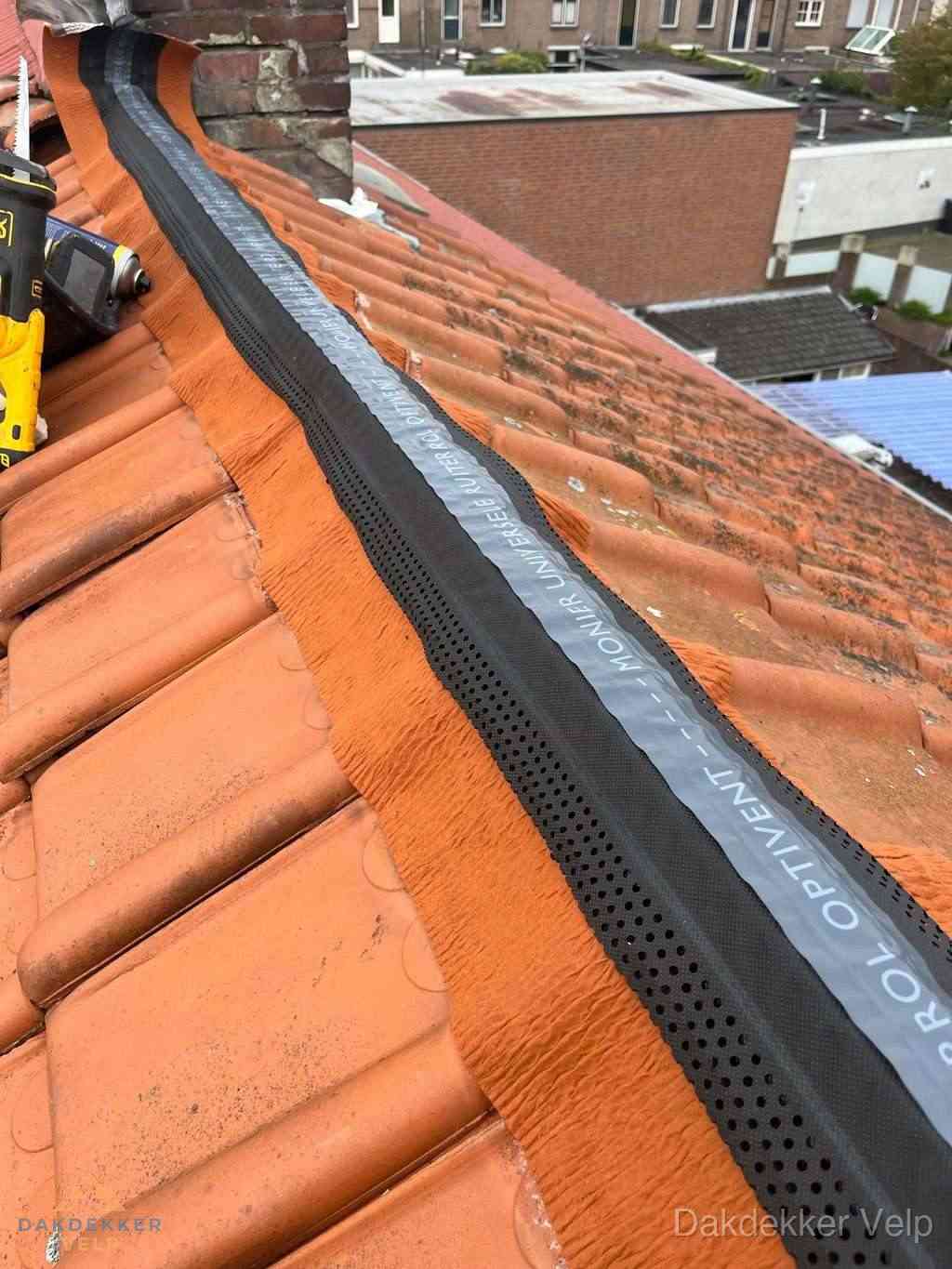 Plat dak aanbouw met bitumen naast schuin pannendak in Velp
