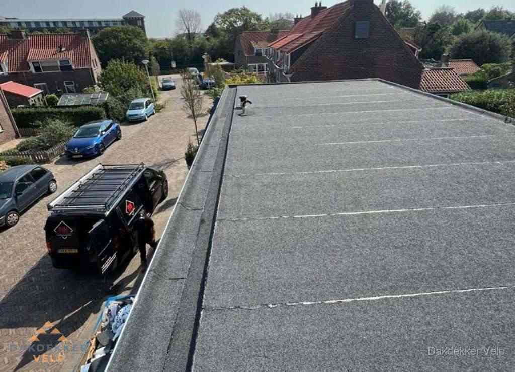 Nieuw bitumen plat dak met uitzicht over landschap in Velp