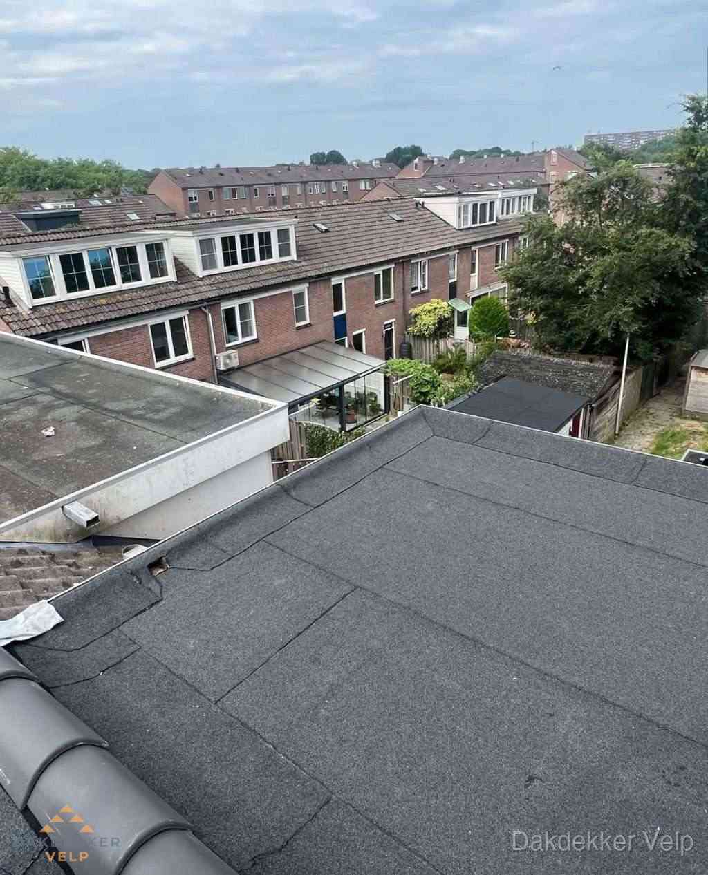 Vernieuwd plat dak met bitumen in woonwijk in Velp