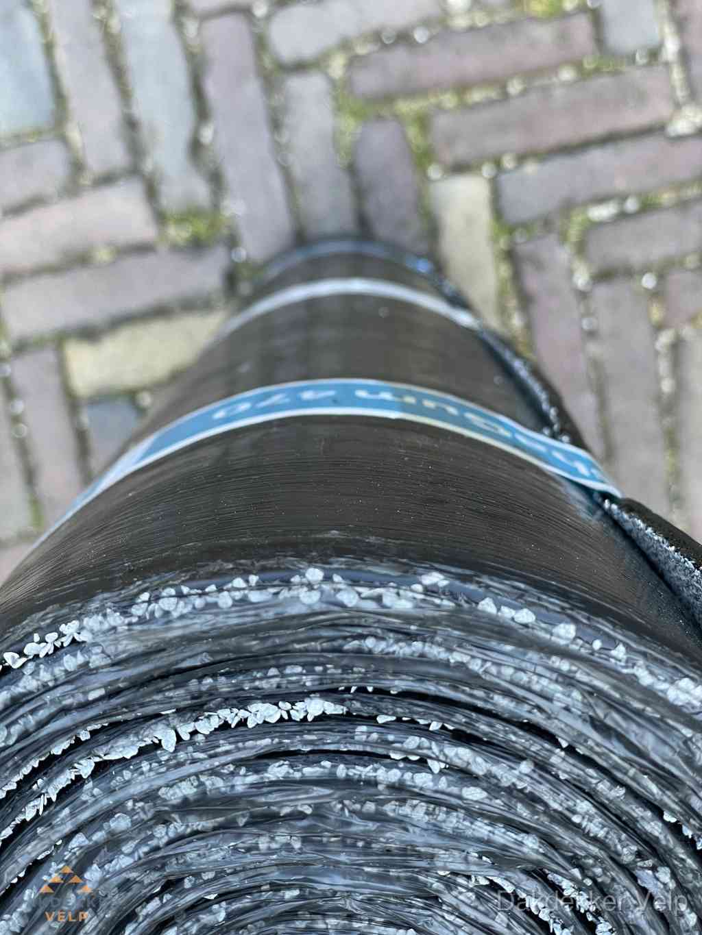 Rol bitumen dakleer met leislag voor plat dak in Velp