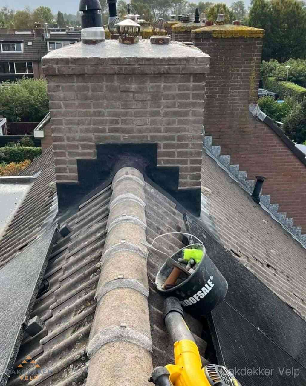 Dakdekker repareert bitumen dakleer bij dakdoorvoer in Velp